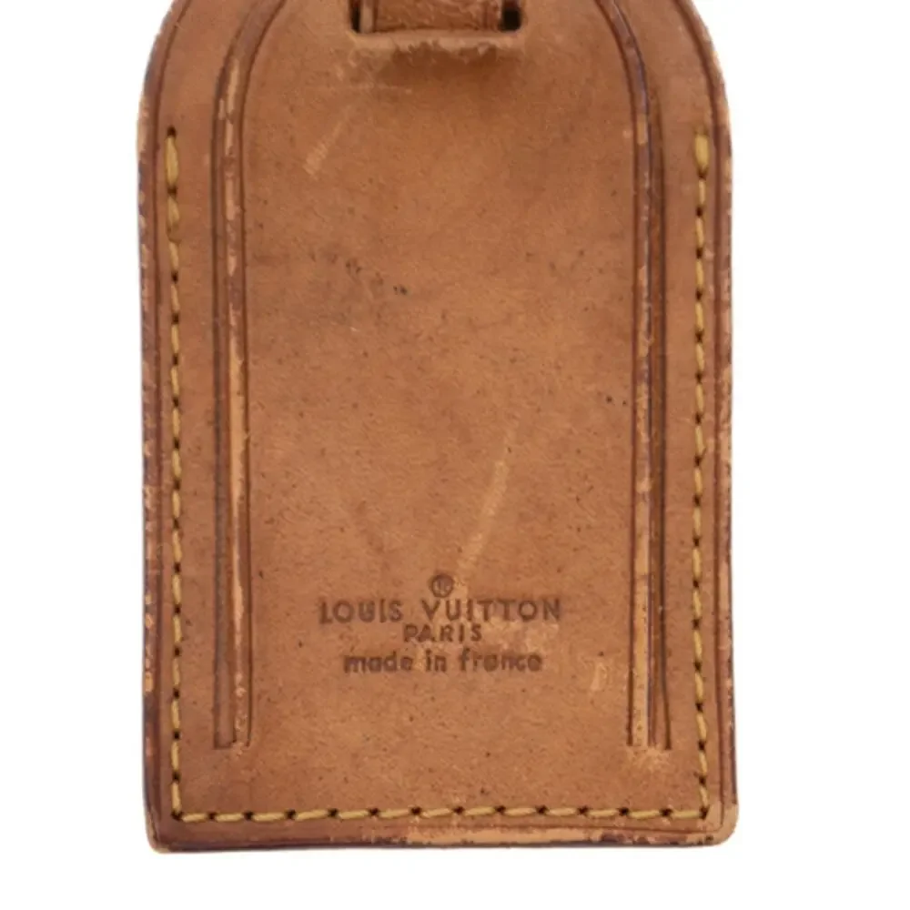 Louis Vuitton features size